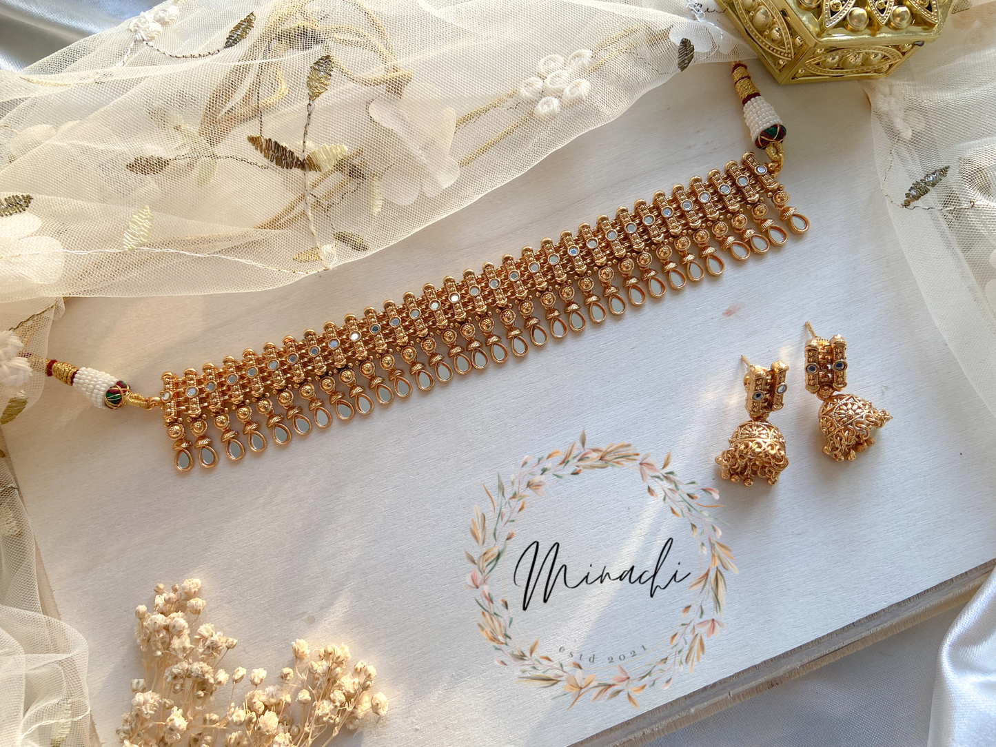 GOLDEN WHITE CHOKER SET