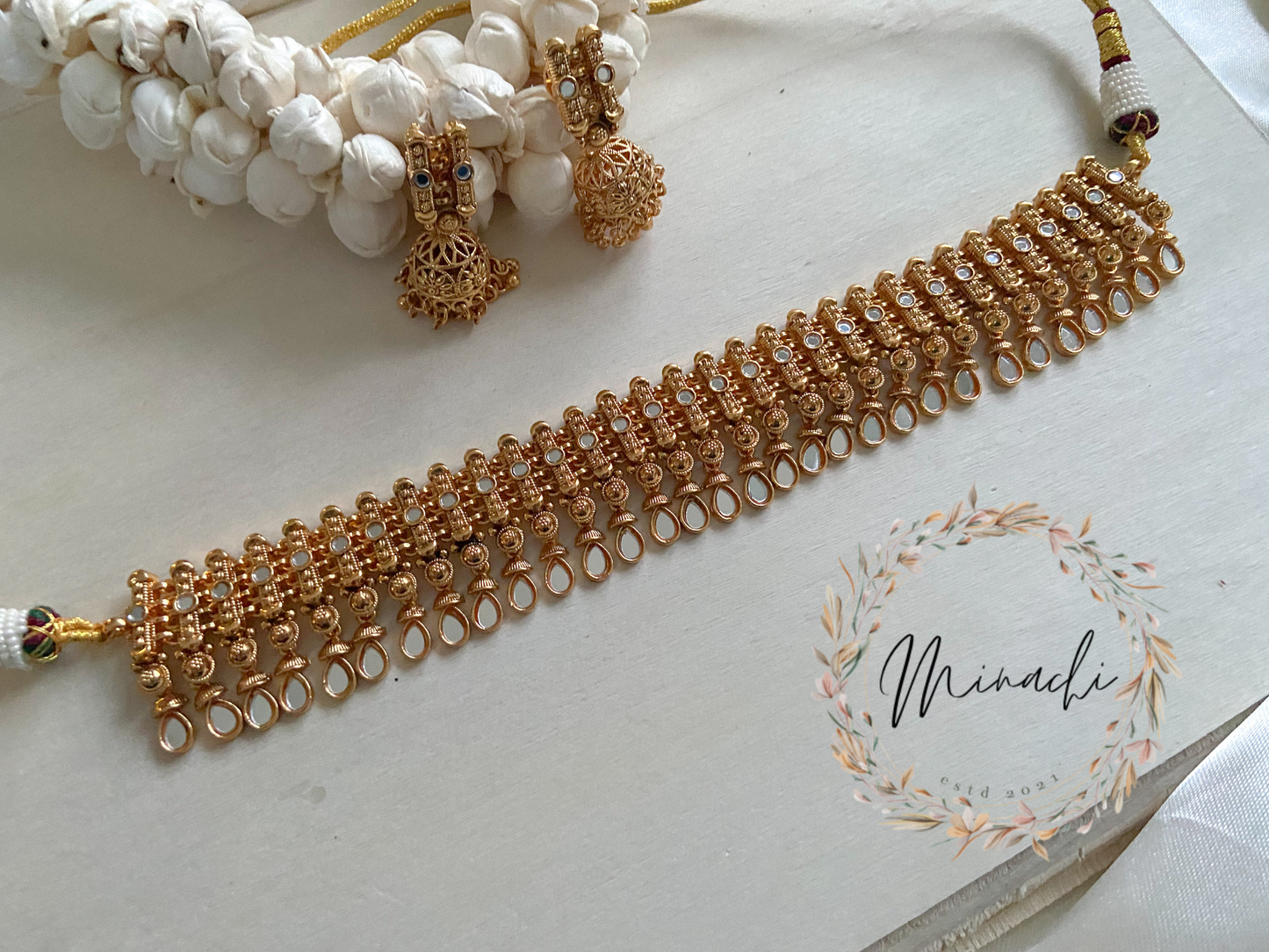 GOLDEN WHITE CHOKER SET