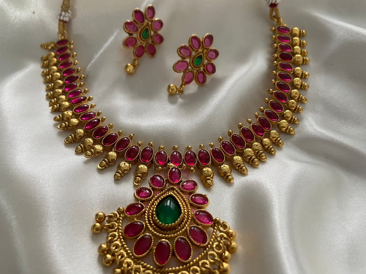 RUBY GREEN SHORT NECKLACE
