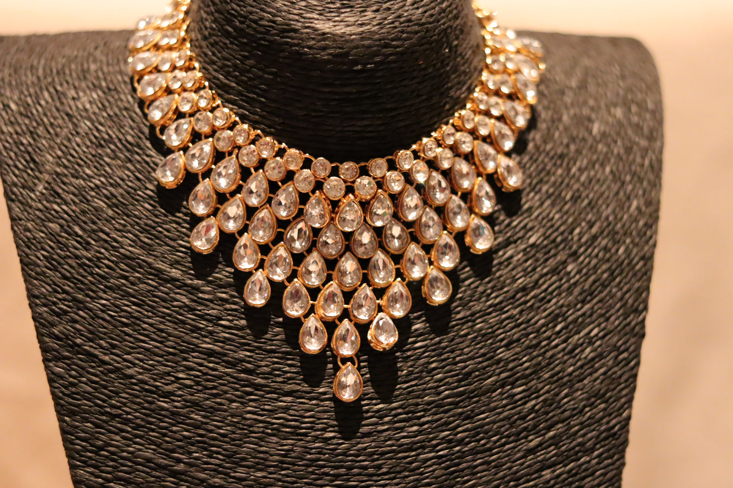 GOLD WHITE STONE NECKLACE SET