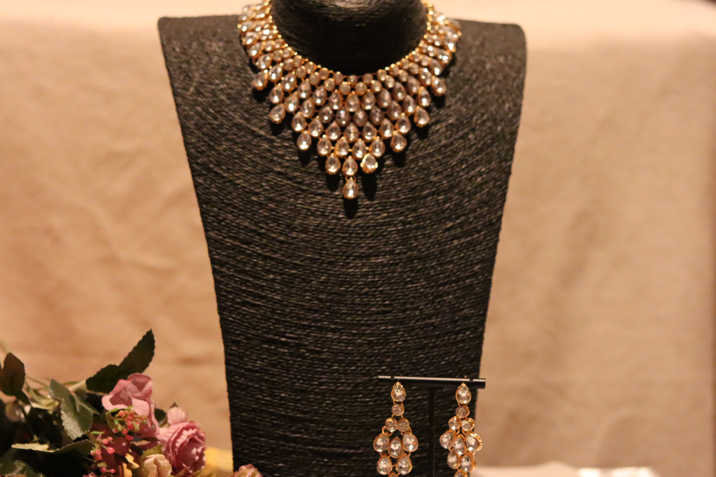 GOLD WHITE STONE NECKLACE SET